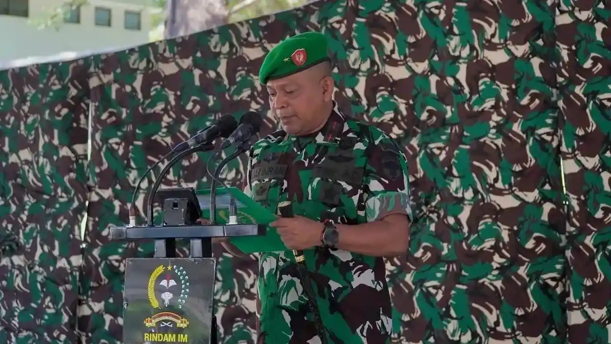 MEMBERIKAN-PENGARAHAN-KEPADA-PEJABAT-YANG-BARU-DILANTIK