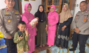 Polsek Balapulang Dampingi Bayi dengan Kaki Pengkor, Pastikan Pengobatan Berjalan