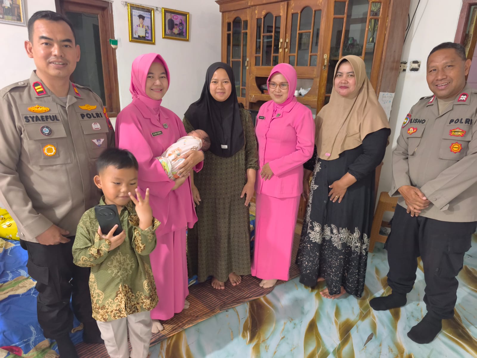 Polsek Balapulang Dampingi Bayi dengan Kaki Pengkor, Pastikan Pengobatan Berjalan