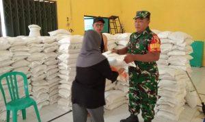 Sinergi TNI dan Dinsos, 873 Warga Bence Blitar Terima Bantuan Beras Tiga Bulan