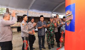 Atasi Kekeringan, Polres Ngawi Bangun Sumur Bor Presisi dan Bagikan Bansos di Kasreman
