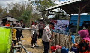 Polsek Sapudi Polresta Sumenep Salurkan 3.600 Liter Air Bersih untuk 440 KK Terdampak Kekeringan