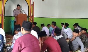 Tak Hanya Jaga Kamtibmas, Bhabinkamtibmas Petungroto Sampaikan Pesan Moral dari Mimbar Jum'at