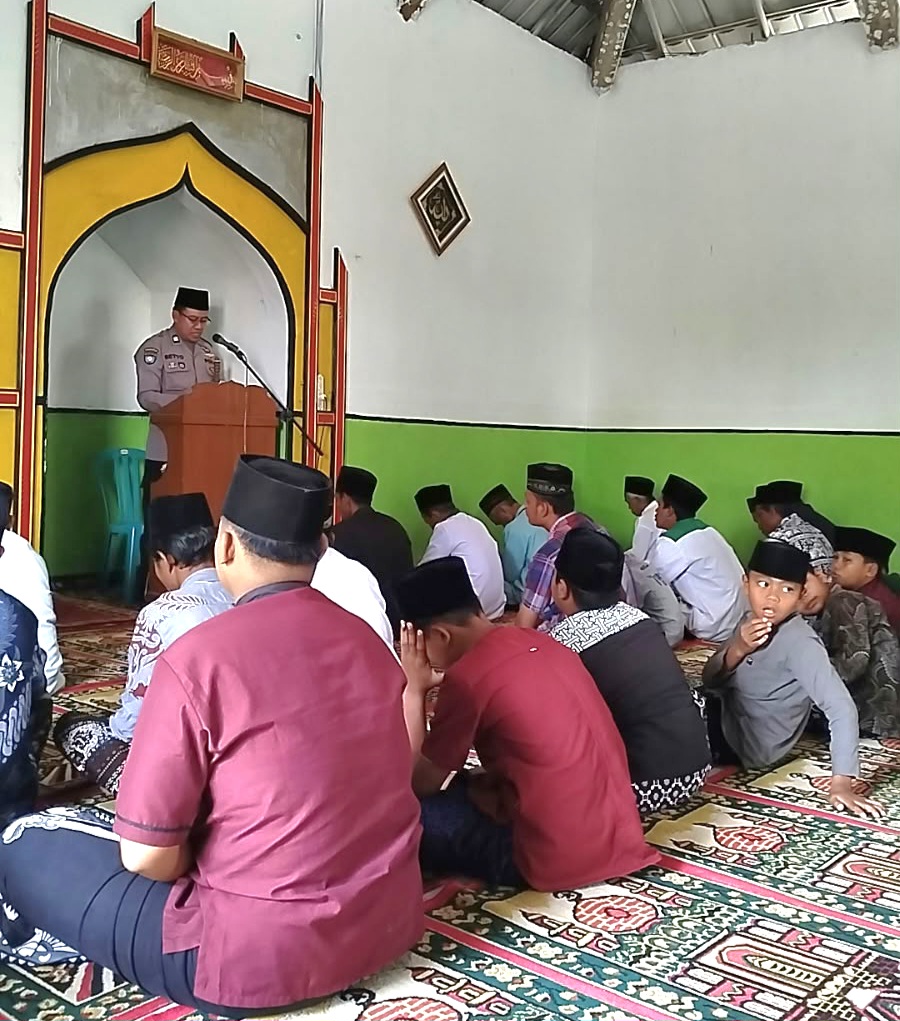 Tak Hanya Jaga Kamtibmas, Bhabinkamtibmas Petungroto Sampaikan Pesan Moral dari Mimbar Jum'at