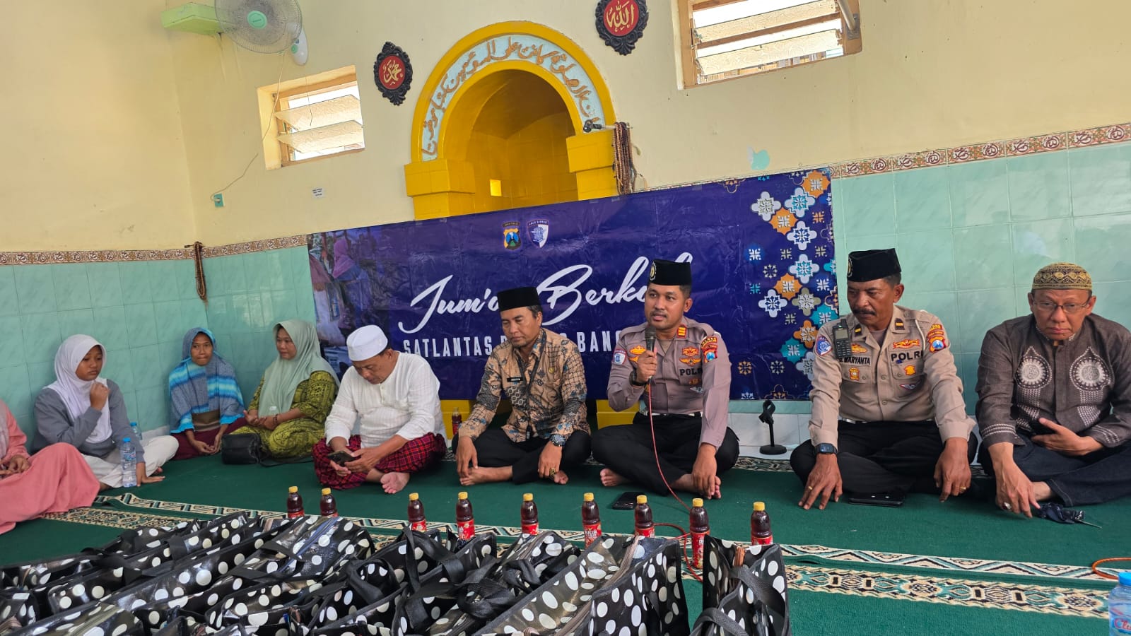 Satlantas Polres Bangkalan Gelar Jum'at Berkah di Musholla Ar-Rahman Kelurahan Demangan
