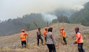 Polres Probolinggo Kerahkan Armada Tangki Modifikasi Atasi Karhutla di Kawasan Bromo