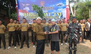 Peringati HUT TNI ke-81, TNI-Polri dan Warga Blitar Tanam Pohon di Bantaran Sungai Karplos