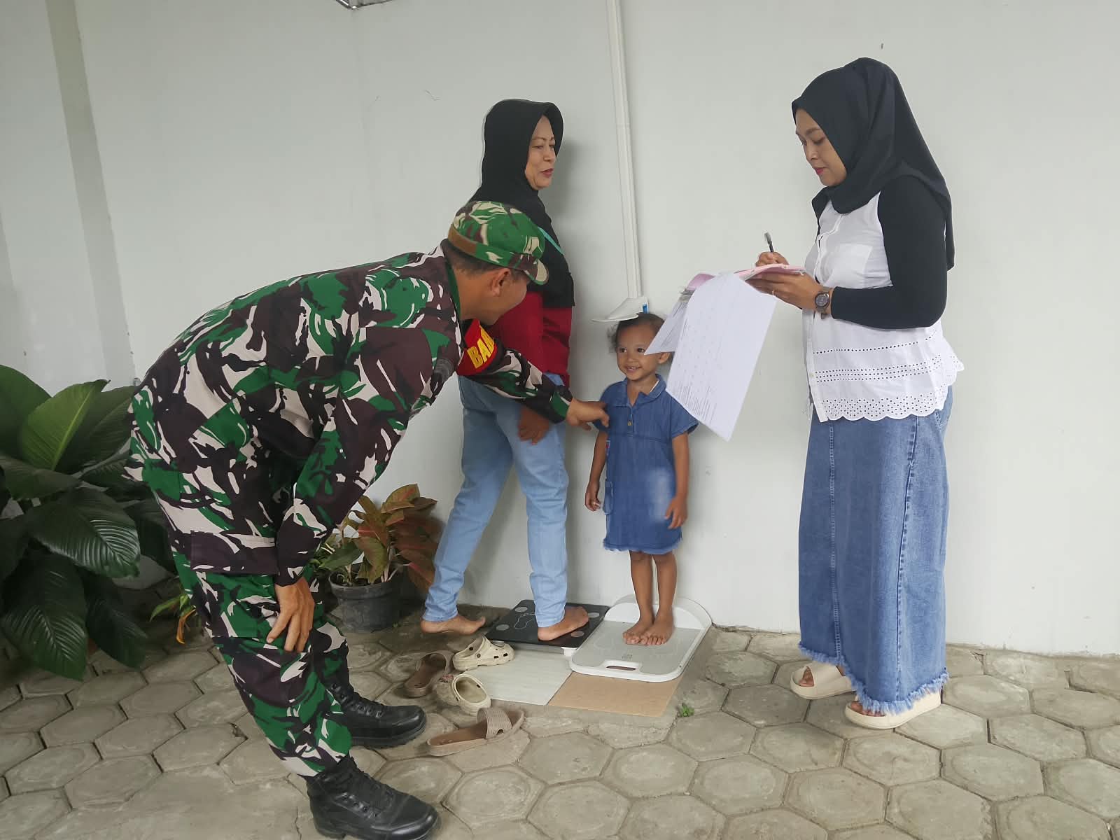 Babinsa Koramil Garum Dampingi Posyandu, Perkuat Upaya Pencegahan Stunting Sejak Dini
