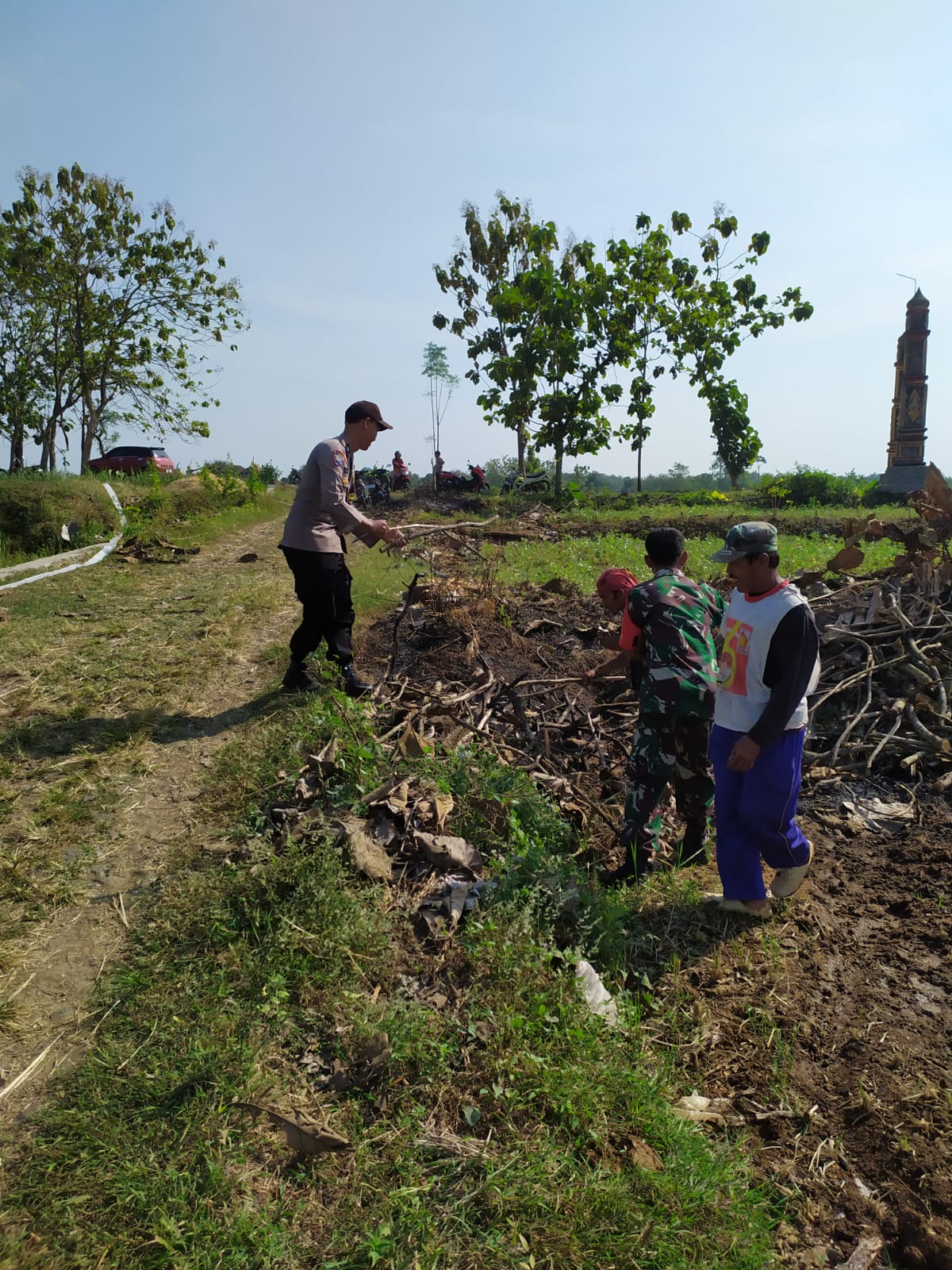 Babinsa Jatibatur Turun Langsung Bersihkan Lahan, Perkuat Gotong Royong Bersama Warga