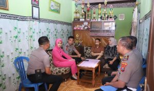 Tak Sekadar Pimpinan, Kapolres Kediri Kota Hadir Beri Semangat untuk Anggota yang Tengah Berjuang Melawan Sakit