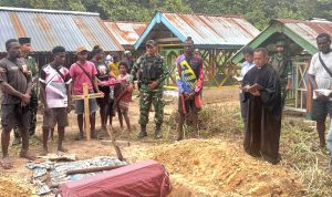 TNI Hadir Tengah Duka, Satgas Yonif 147/KGJ Pemakaman Warga
