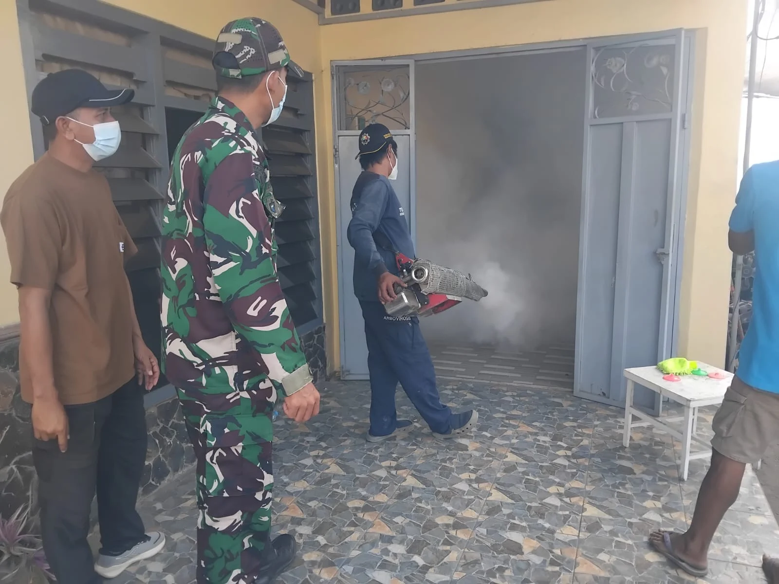 Cegah Demam Berdarah, Babinsa Kalipucung Pendampingan Fogging Serentak Di Dusun Kalipucung
